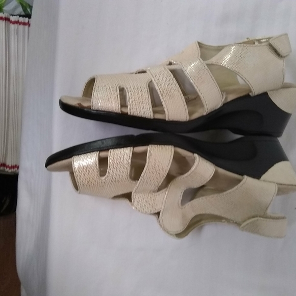 Soft Style Womens Sandals Soft Delight 2" Wedge Heel Beige & Gold Metalliac Sz 8 - Picture 6 of 9